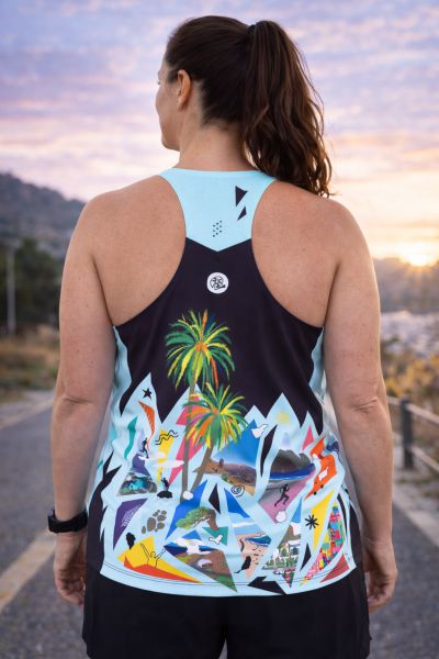 amiseta-tecnica-sin-mangas-unisex-reflejos-mujer-trasera Parte trasera camiseta técnica sin mangas unisex Reflejos en mujer