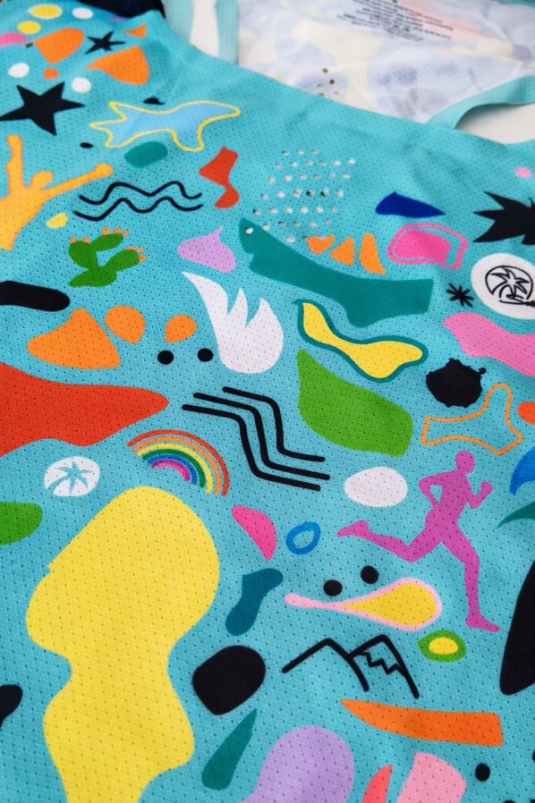 camiseta-deportiva-mujer-equilibrio-detalle-estampado Detalle del estampado exclusivo Equilibrio en camiseta deportiva mujer, diseño creativo sobre tejido técnico reciclado.