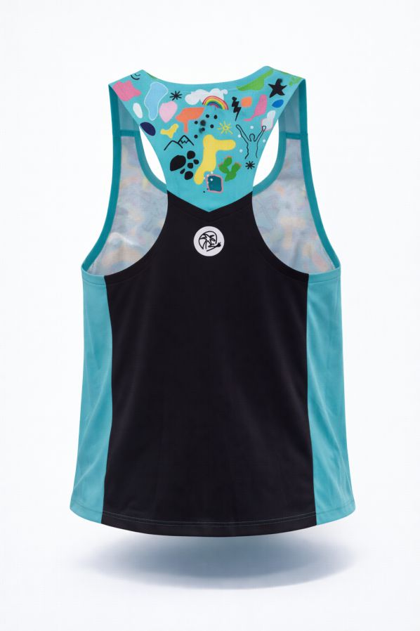 camiseta-deportiva-mujer-equilibrio-espalda-3d Camiseta deportiva mujer Equilibrio vista trasera en imagen 3D con panel posterior técnico y diseño ergonómico sin mangas.