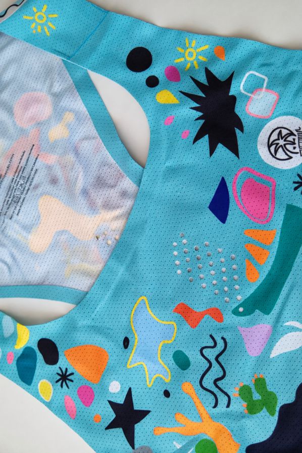 camiseta-deportiva-mujer-equilibrio-tejido-microperforado-corte-laser Detalle interior camiseta deportiva mujer Equilibrio con tejido microperforado transpirable, corte láser y costuras planas que evitan rozaduras.