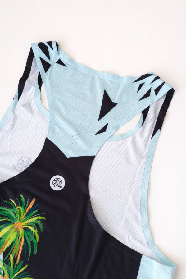 camiseta-tecnica-sin-mangas-unisex-reflejos-vista-trasera Vista trasera de camiseta técnica sin mangas unisex Reflejos en tejido reciclado.