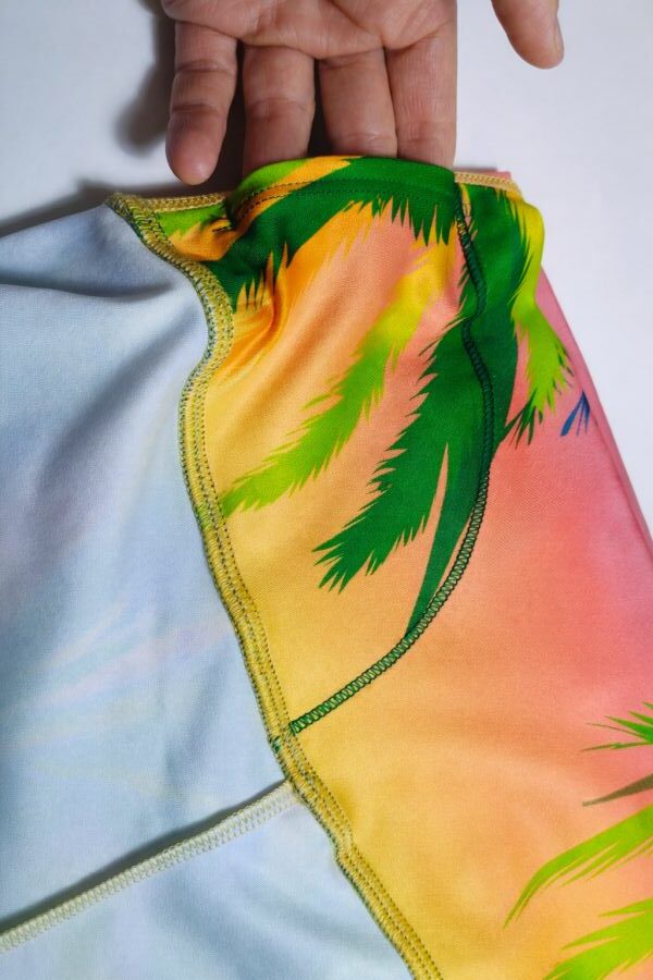 detalles-bolsillo-interior-cintura-leggings-cortos- Bolsillo interior en la cintura de leggings deportivos cortos de mujer tejido técnico reciclado