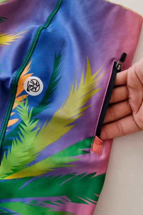 detalles-bolsillo- trasero-cremallera-leggings-cortos-palmeras- Bolsillo trasero con cremallera en leggings deportivos cortos de mujer diseño Palmeras