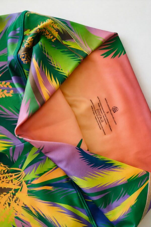 detalles-cintura- alta-leggings-cortos-palmeras- Bolsillo trasero con cremallera en leggings deportivos cortos de mujer diseño Palmeras