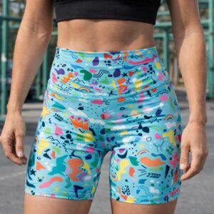 Leggings corto Equilibrio para mujer con estampado multicolor, vista frontal en modelo deportista.