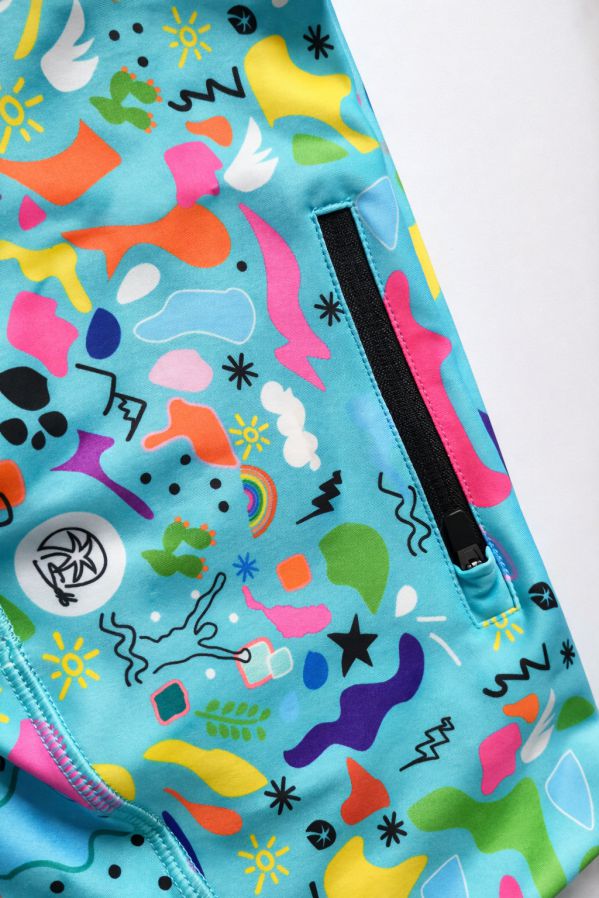 leggings-corto-equilibrio-detalle-bolsillo-trasero Detalle del bolsillo trasero con cremallera de los leggings corto Equilibrio para running y entrenamiento.