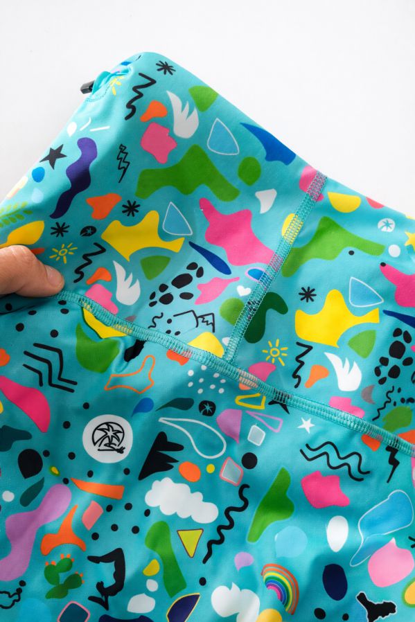 leggings-corto-equilibrio-detalle-estampado-costuras Detalle del estampado multicolor y costuras reforzadas de los leggings corto Equilibrio.