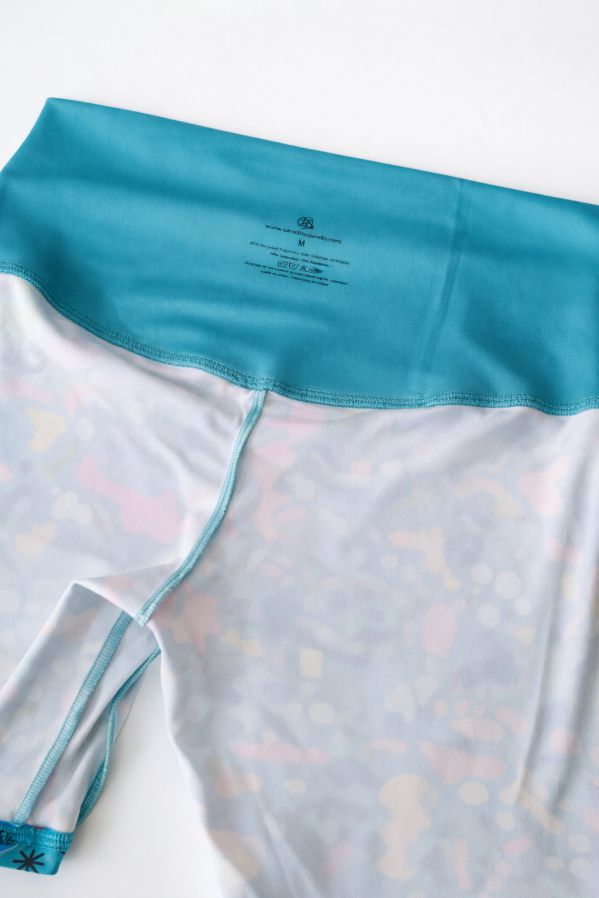 leggings-corto-equilibrio-interior-tejido-tecnico Interior del tejido técnico elástico y transpirable de los leggings corto Equilibrio.