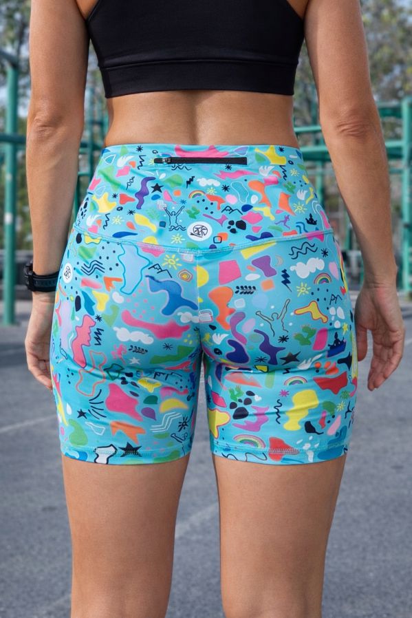 leggings-corto-equilibrio-trasera-deportista Parte trasera de los leggings corto Equilibrio en formato 3D mostrando bolsillo y cintura alta.