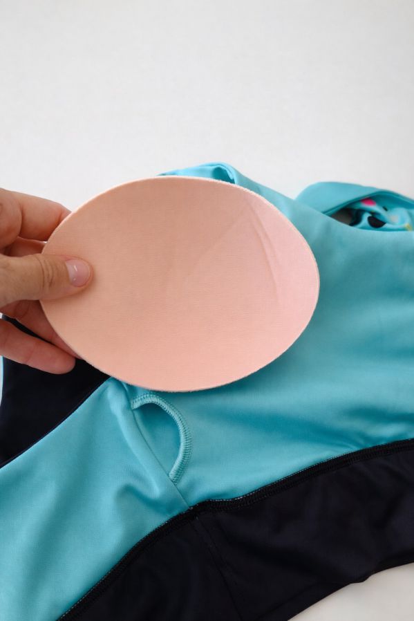 top-deportivo-mujer-equilibrio-copas-extraibles Top deportivo mujer Equilibrio con copas extraíbles y doble forro interior para mayor sujeción durante el entrenamiento.