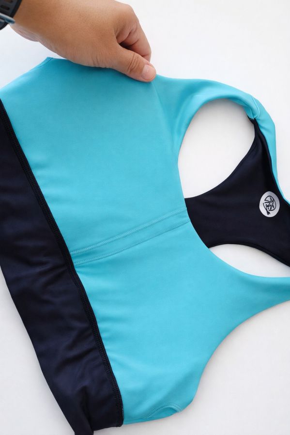 top-deportivo-mujer-equilibrio-interior-doble-forro-costuras Detalle interior del top deportivo mujer Equilibrio con costuras planas reforzadas y doble forro para mayor comodidad.