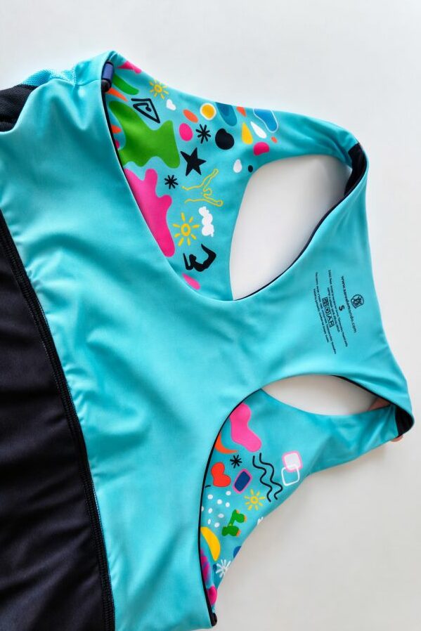 top-deportivo-mujer-equilibrio-interior-trasero Interior trasero del top deportivo mujer Equilibrio con doble forro y acabado suave en tejido técnico reciclado.