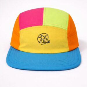 Gorra deportiva ultraligera y transpirable para running y trail con diseño colorido saradibujando