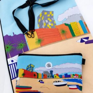 Pack toalla y bolso neceser Las Canteras con diseño de playa y ciudad de Gran Canaria Saradibujando