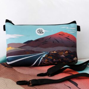 Pack toalla waffle reciclada y bolso neopreno Lanzarote con diseño volcánico de Timanfaya