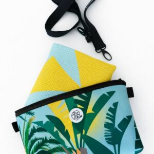 Pack toalla waffle reciclada y bolso neopreno Plataneras con diseño tropical de hojas canarias