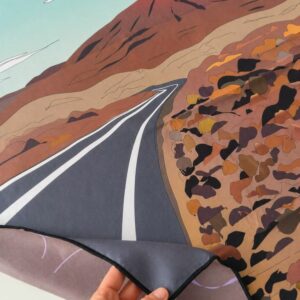 detalle toalla microfibra Lanzarote con ilustración de carretera y paisaje volcánico de Timanfaya
