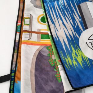 Detalle de toalla de microfibra con ilustración de casas y paisaje de Puerto de Mogán