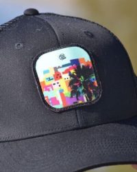 gorra trucker parche negra rejillas casas de colores