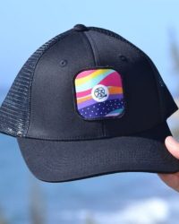 gorra trucker parche negra rejillas luneres y colores