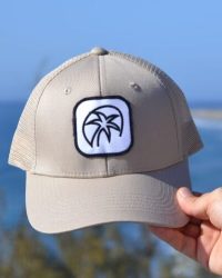 gorra trucker color beig parche rejillas  logo palmera