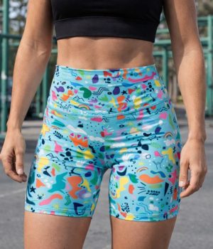 Leggings corto Equilibrio para mujer con estampado multicolor, vista frontal en modelo deportista.