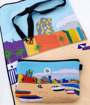 Pack toalla y bolso neceser Las Canteras con diseño de playa y ciudad de Gran Canaria Saradibujando