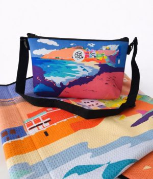 Pack toalla waffle reciclada y bolso neopreno Sardina del Norte y Faro de Sardina diseño Saradibujando
