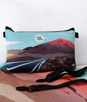 Pack toalla waffle reciclada y bolso neopreno Lanzarote con diseño volcánico de Timanfaya