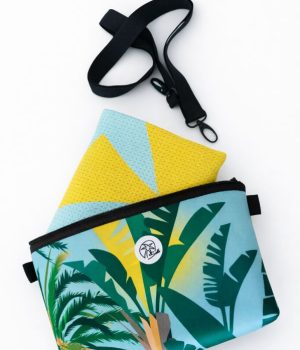Pack toalla waffle reciclada y bolso neopreno Plataneras con diseño tropical de hojas canarias