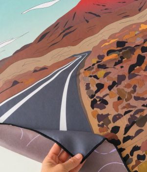 detalle toalla microfibra Lanzarote con ilustración de carretera y paisaje volcánico de Timanfaya