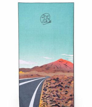 Toalla waffle reciclada Lanzarote con diseño de carretera y paisaje de Timanfaya